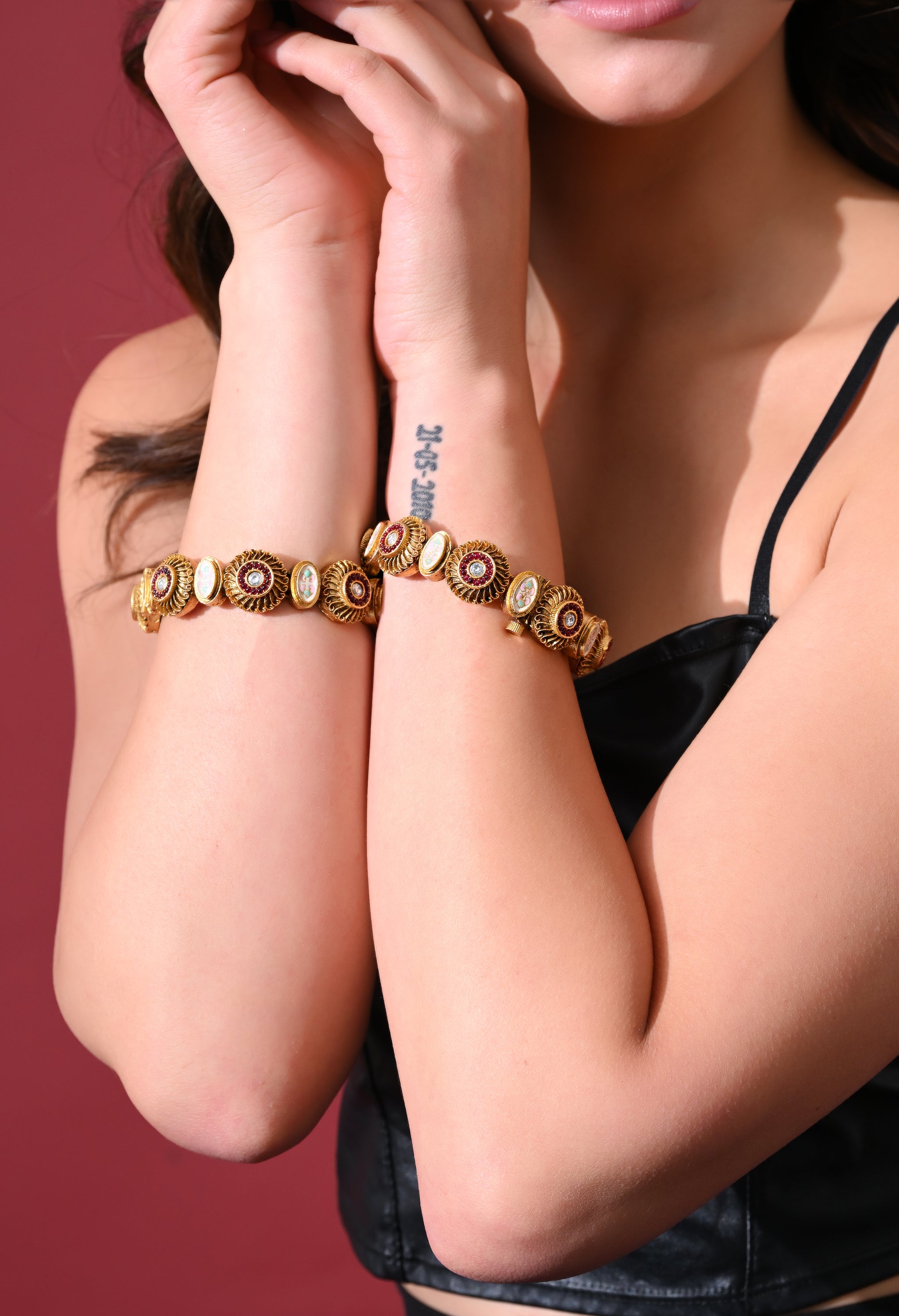 Antique Gold Kundan Motif Bracelet