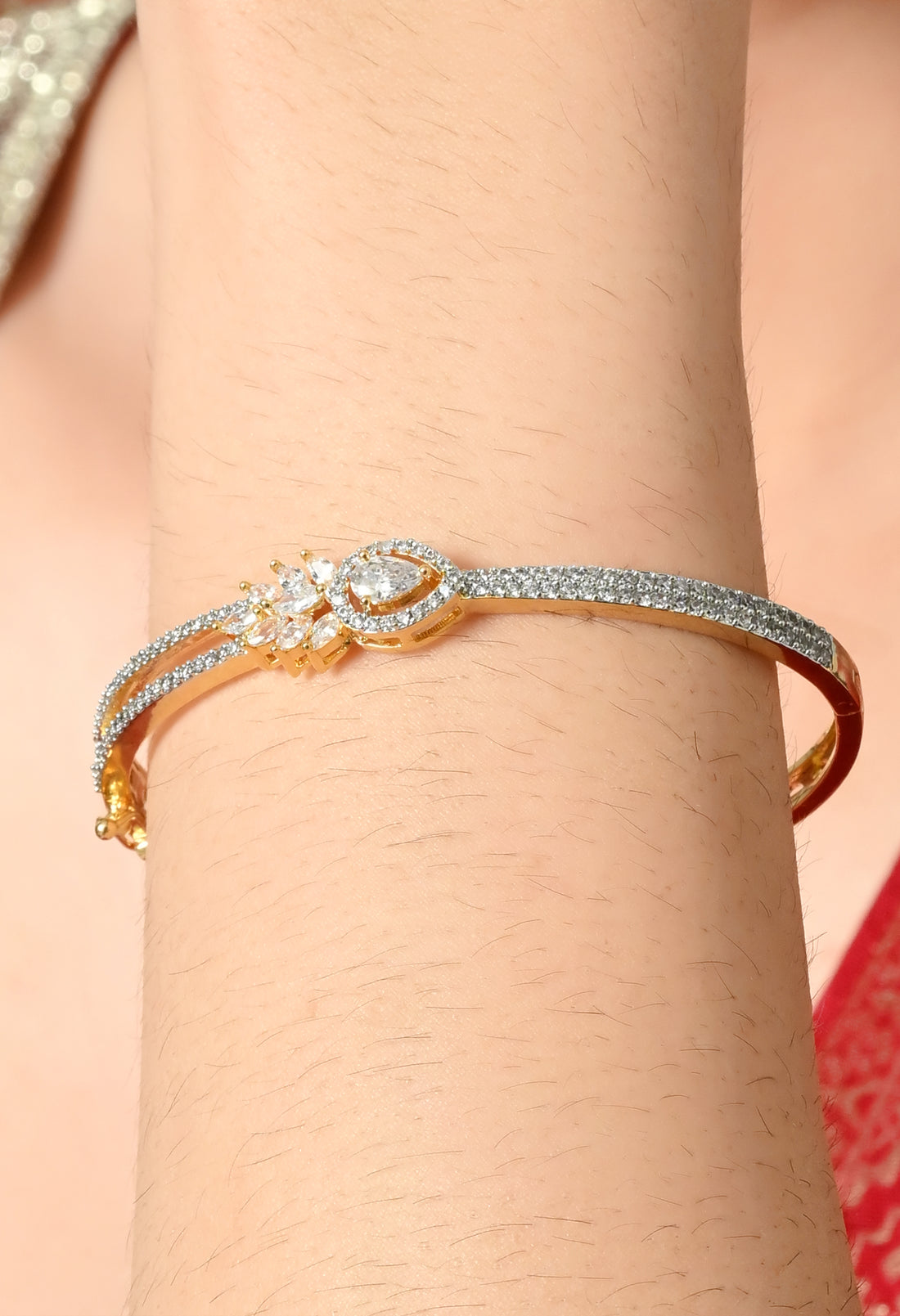 Elegant Sparkling Daisy Charm Bracelet