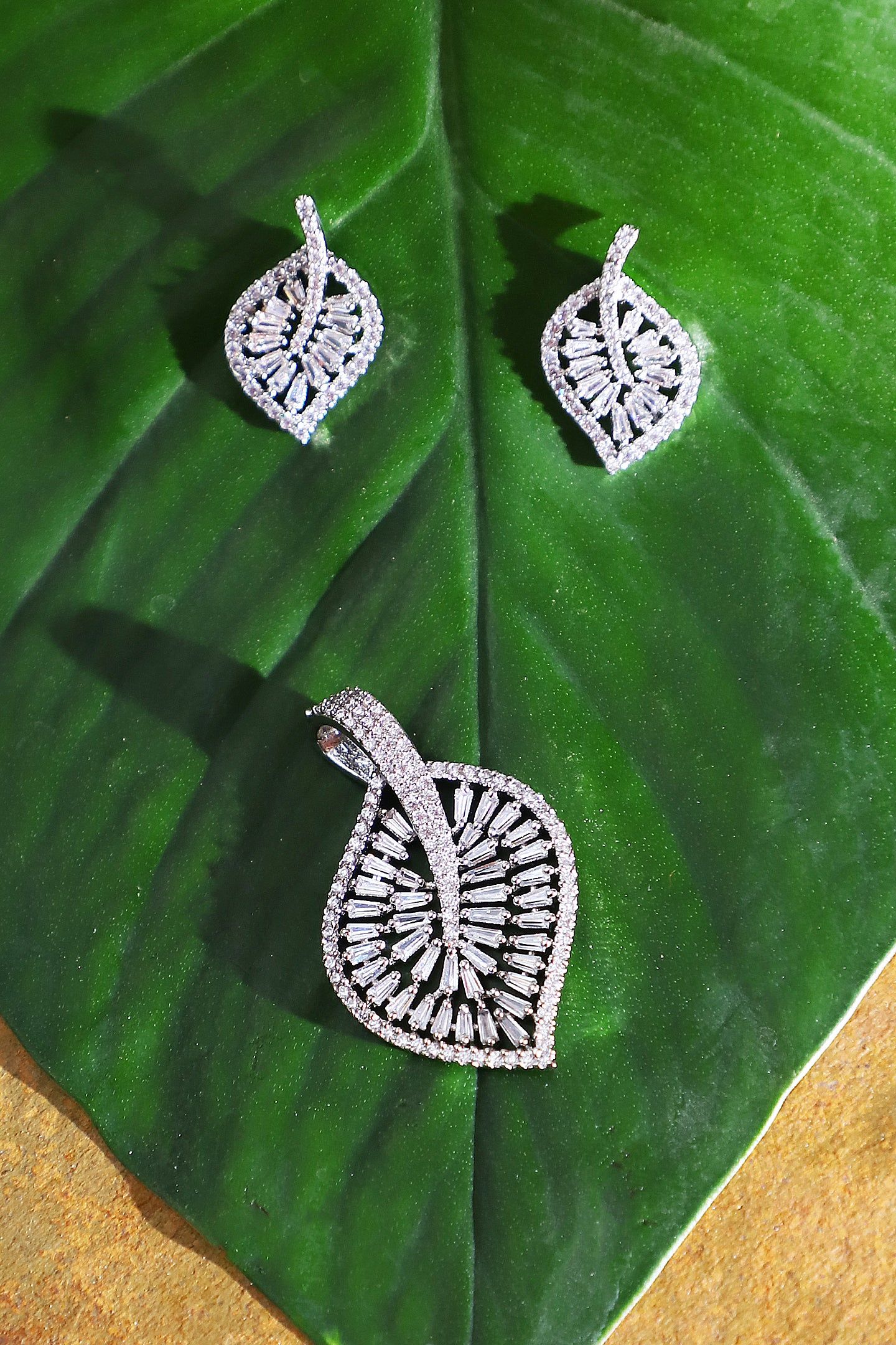Nadia Pendant Set