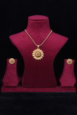 Load image into Gallery viewer, gold plated pendant necklace set