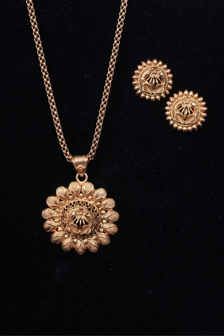 pendant necklace