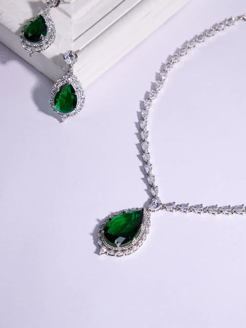 Emerald Elegance Green Stone Necklace &amp; Earring Ensemble