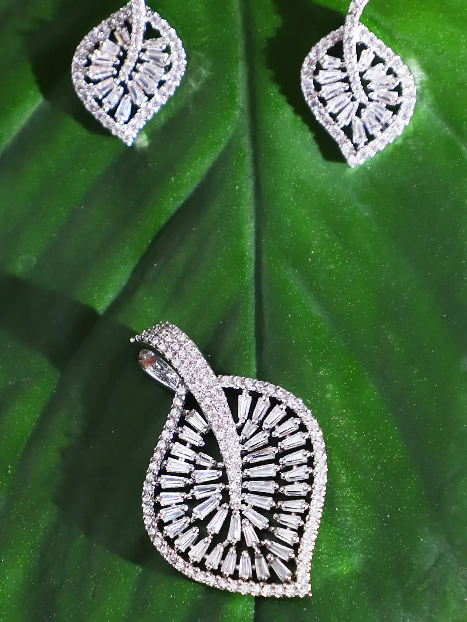 Nadia Pendant Set