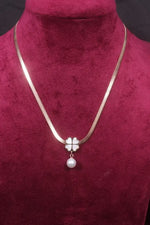 Load image into Gallery viewer, pearl drop necklace

